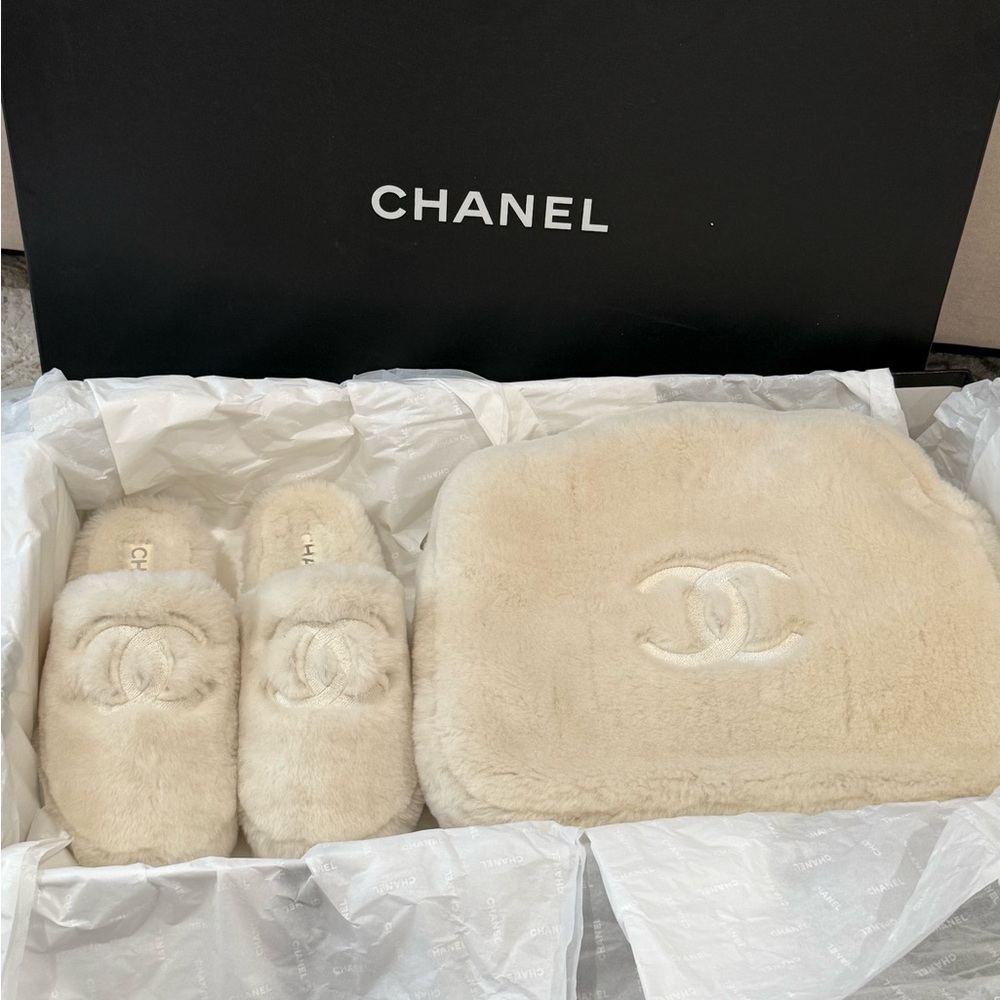 CHANEL set, beige shearling lambskin bag and slippers
Size 38